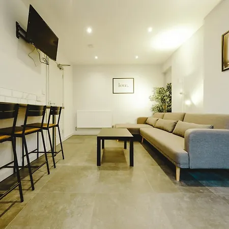 Wordsworth 6 Bedroom House Бристоль